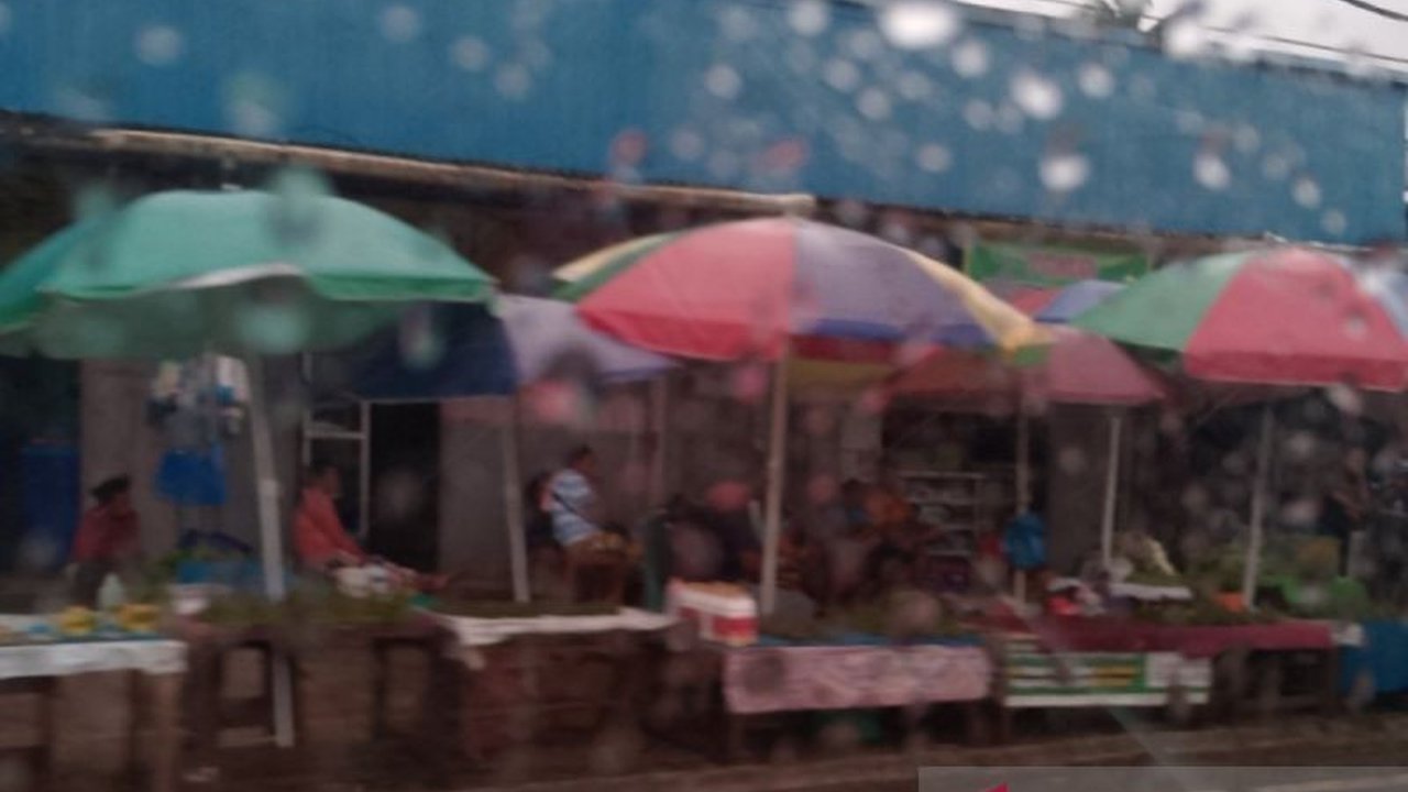 Kabupaten Biak Numfor, Papua, berhasil meraih peringkat pertama dalam implementasi program pengendalian inflasi daerah tingkat nasional berkat kerja keras tim dan program ketahanan pangan yang efektif.