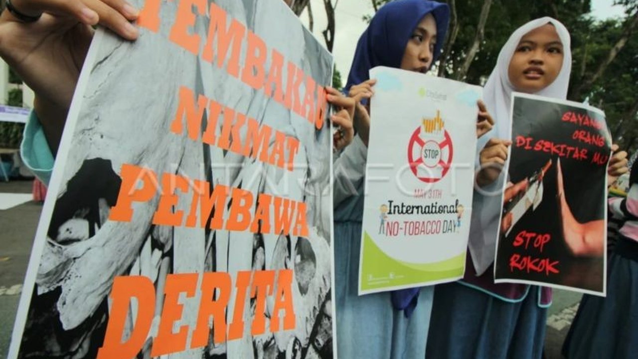 Save Our Surroundings (SOS) mengajak penggemar K-Pop dan masyarakat Indonesia untuk menjalani hidup sehat tanpa rokok, menanggapi data mengejutkan tentang jumlah perokok di Indonesia dan dampaknya pada kesehatan dan ekonomi.