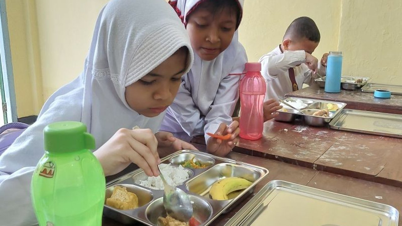 Pemerintah Provinsi Bengkulu meluncurkan program Makan Bergizi Gratis untuk 13 ribu pelajar mulai 17 Januari 2025, dengan rencana perluasan ke depannya.