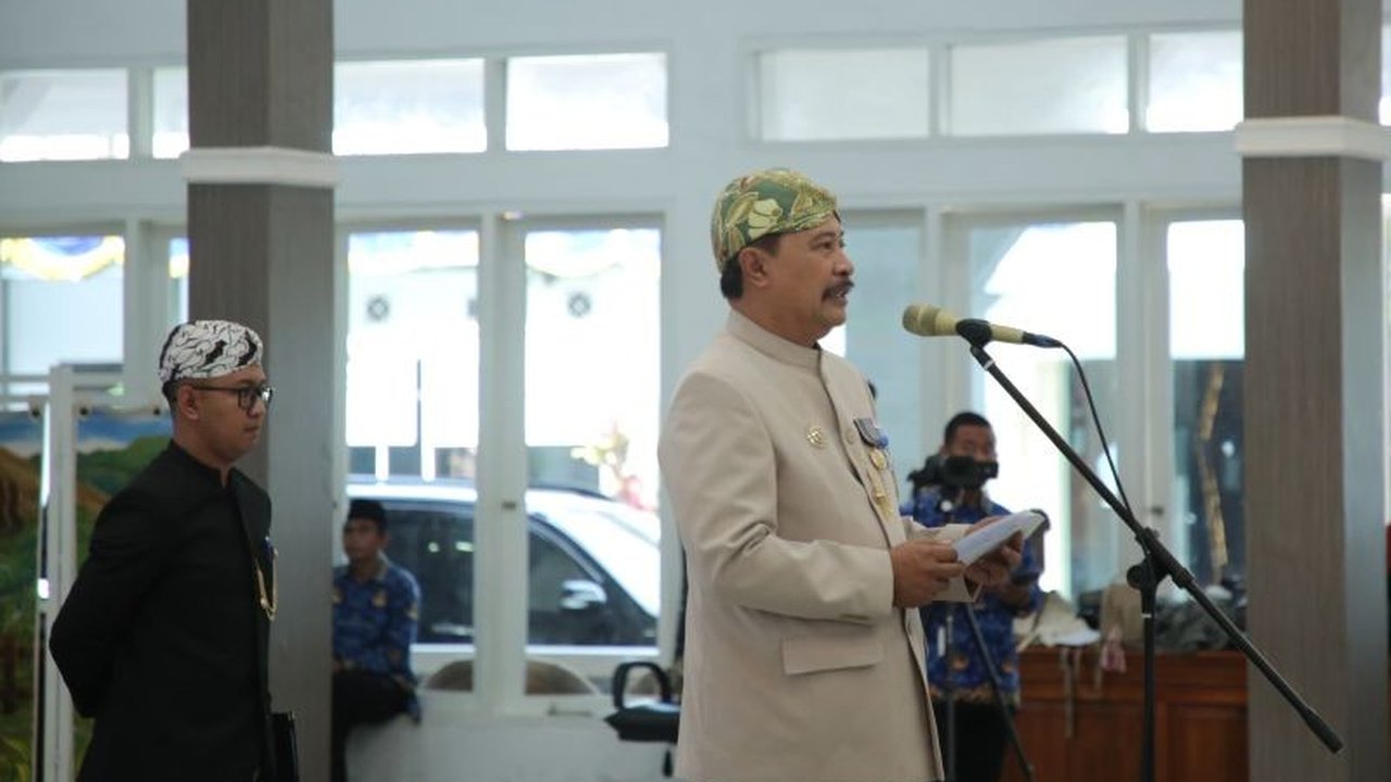 Penjabat Bupati Garut, Barnas Adjidin, mengajak seluruh elemen masyarakat untuk bahu-membahu mengatasi berbagai permasalahan daerah seperti pengangguran, kemiskinan, dan akses pendidikan serta kesehatan, dalam rangka Hari Jadi Garut ke-212.