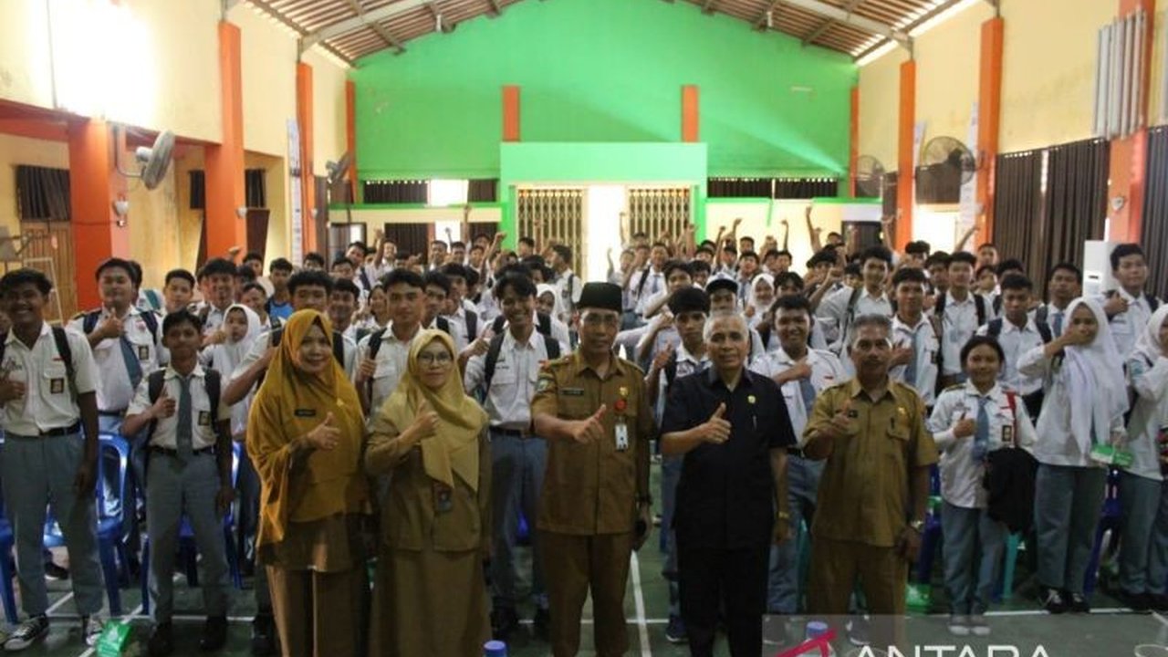 Anggota DPRD NTB memberikan sosialisasi Rancangan Peraturan Daerah (Raperda) Perlindungan Pekerja Migran Indonesia kepada 120 siswa SMKN 3 Mataram, menekankan pentingnya persiapan kompetensi dan mental bagi para calon pekerja migran.