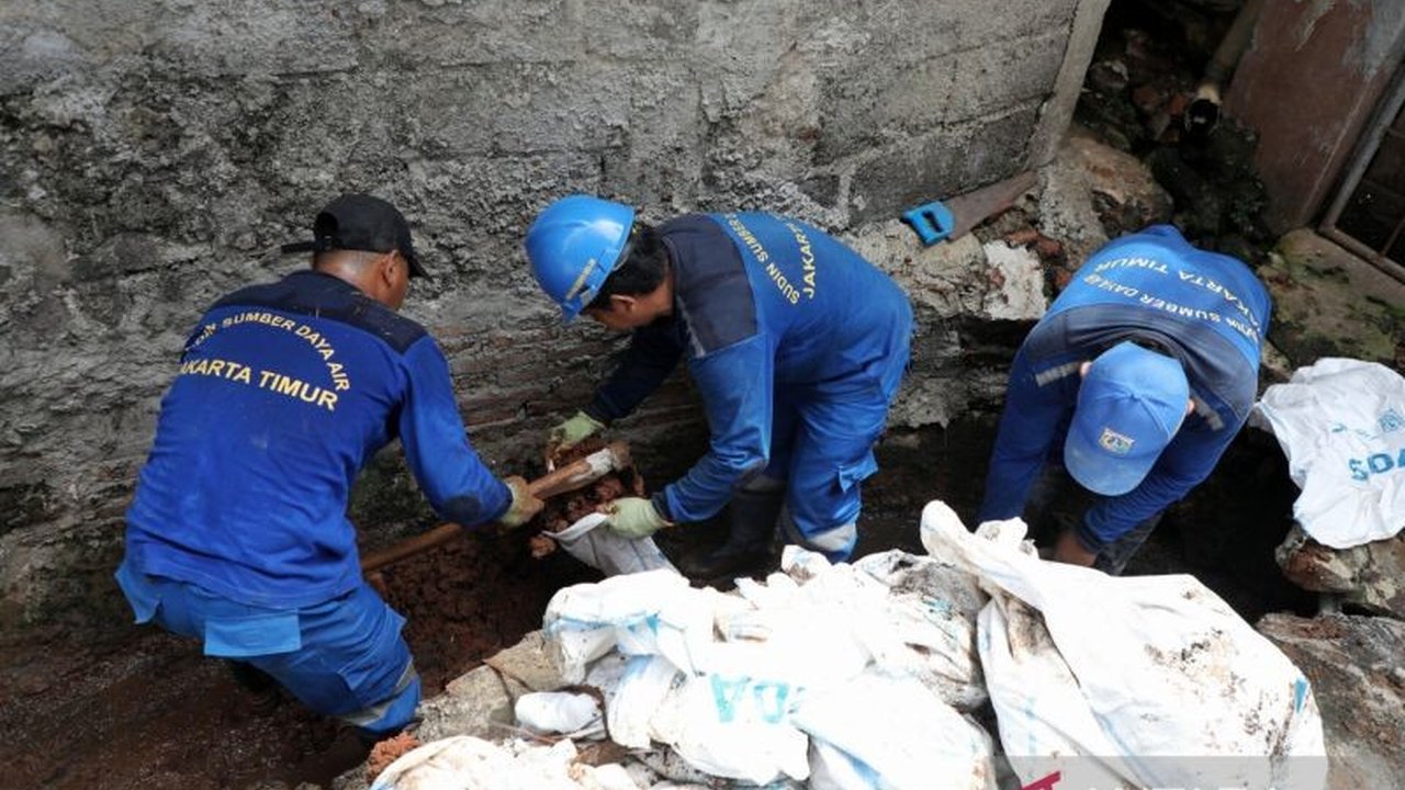 Pemerintah Kota Jakarta Timur menargetkan perbaikan turap longsor di Jalan Masjid Al Amin, Kramat Jati, selesai dalam waktu seminggu, setelah sebelumnya warga mengusulkan perbaikan dalam Musrenbang.