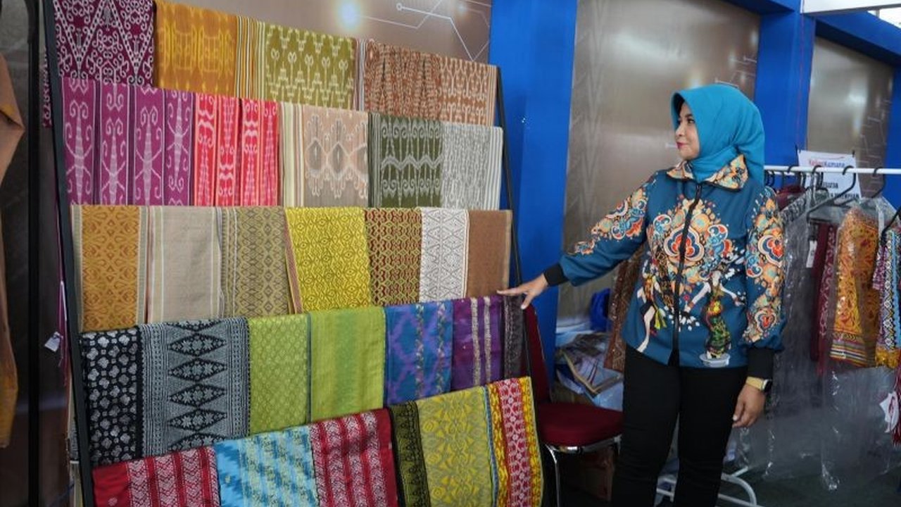Dekranasda Kalbar berkolaborasi dengan berbagai pihak untuk memajukan sektor ekonomi kreatif di Kalimantan Barat, ditandai dengan suksesnya Kalbar Food Festival 2025 yang menampilkan produk-produk lokal unggulan.