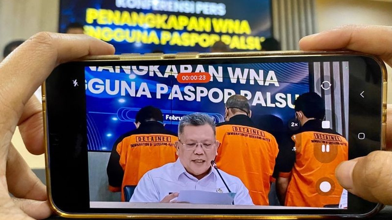 Tiga warga negara Pakistan tertangkap imigrasi Bandara Soetta karena menggunakan paspor dan kartu identitas Prancis palsu untuk menuju Eropa; mereka membeli paspor palsu tersebut dari seorang WN Sri Lanka melalui Facebook.