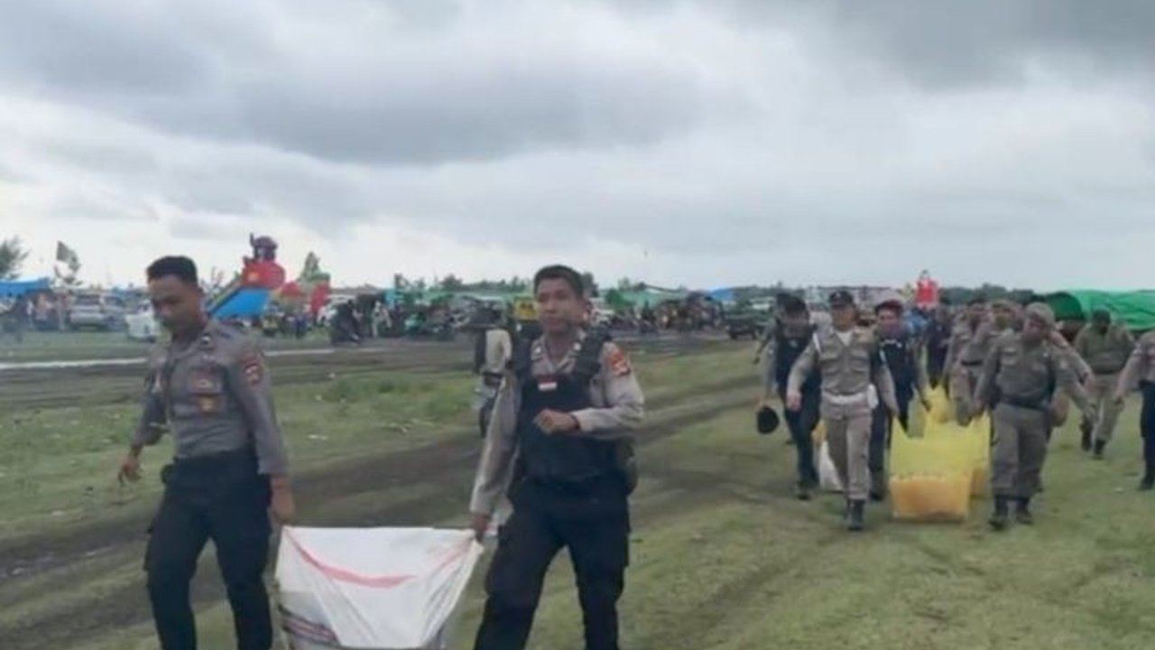 Polres Lombok Timur dan Satpol PP menggelar razia miras dan senjata tajam di Festival Bau Nyale untuk mencegah keributan dan menjaga keamanan selama acara berlangsung.