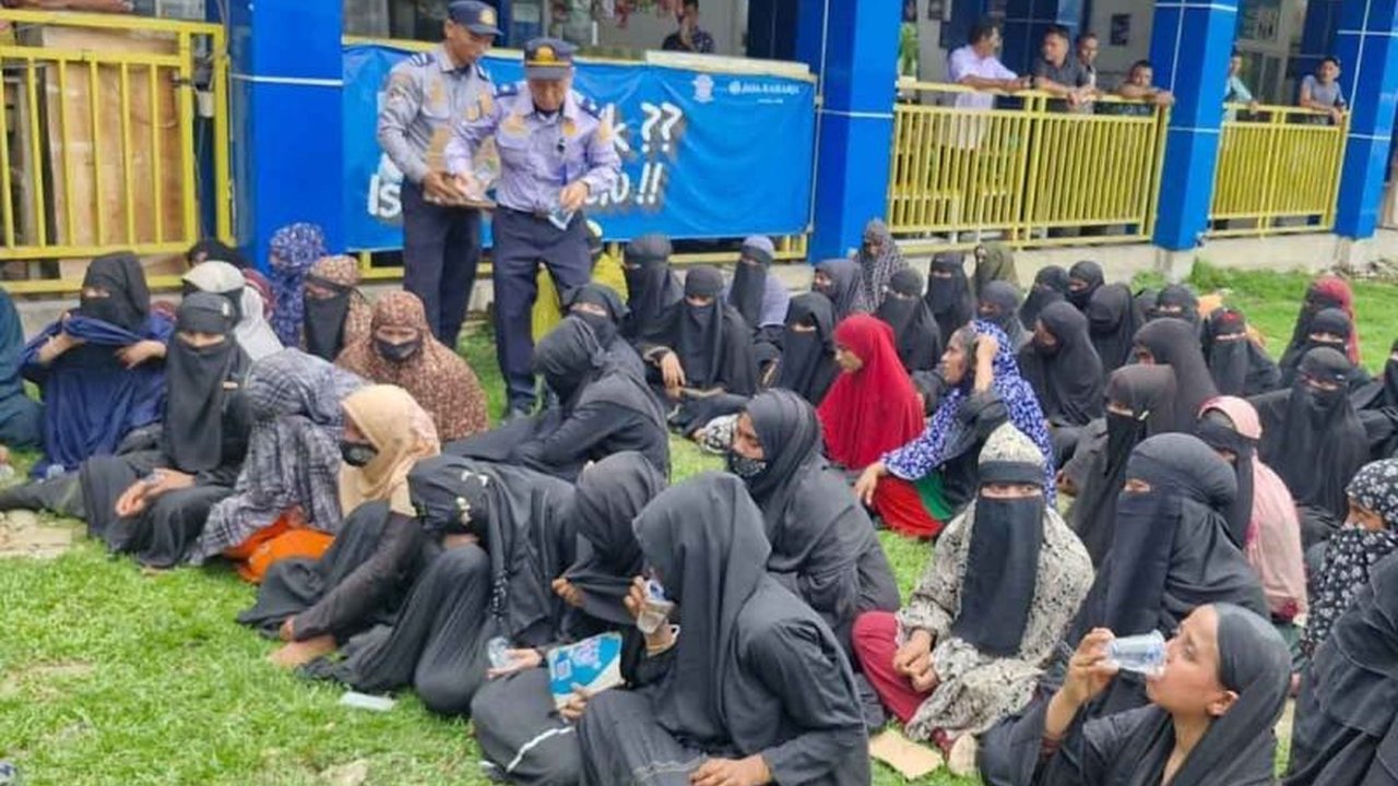 Kepolisian Resor Langsa berhasil menggagalkan upaya penyelundupan 93 imigran Rohingya yang hendak dibawa ke Pekanbaru dari Bireuen, Aceh, dengan sopir minibus yang mengaku mendapat perintah dari seseorang bernama Agam.