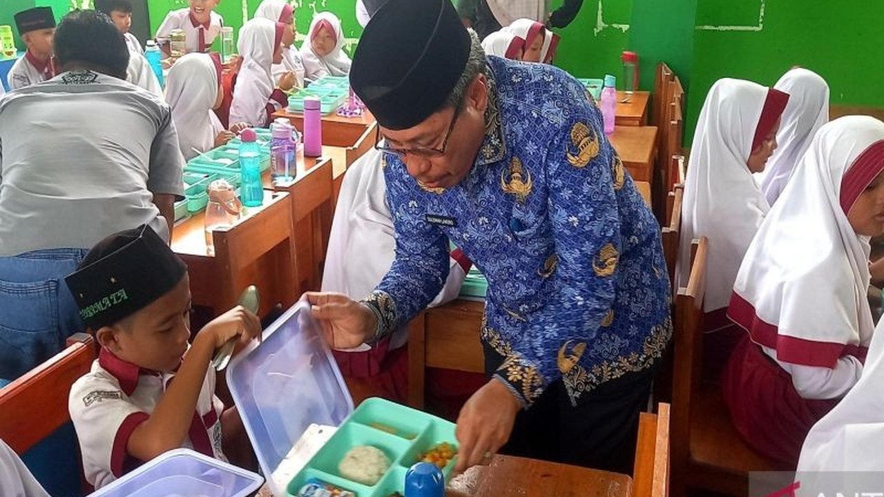 Sekretaris Daerah Gorontalo Utara mengawal langsung pendistribusian perdana Makanan Bergizi Gratis (MBG) kepada 3.236 siswa di Kwandang, menandai program nasional untuk peningkatan kualitas SDM.