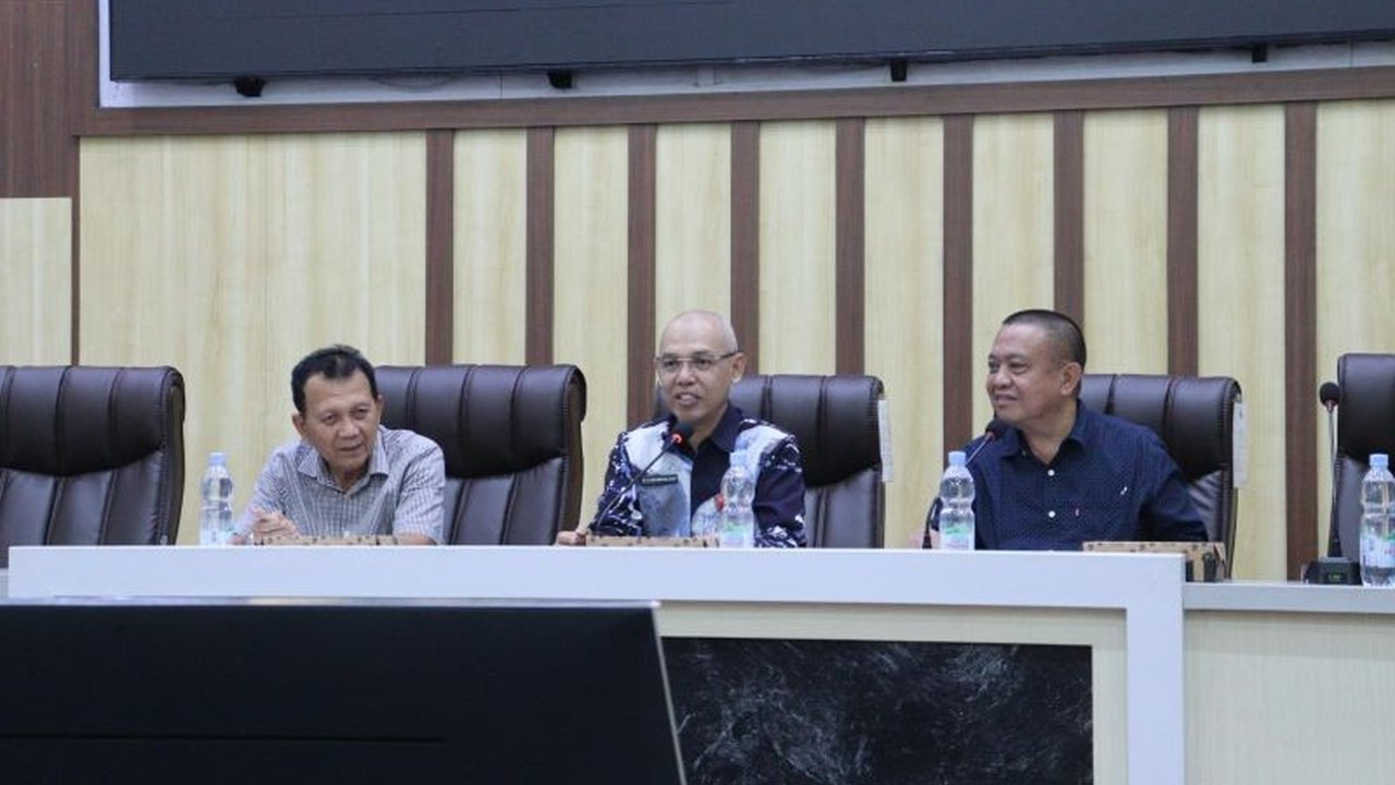 Pemerintah Kabupaten Tapin berinovasi memanfaatkan lahan bekas tambang PT Sumber Kurnia Buana untuk budidaya perikanan dan tanaman serai wangi, meningkatkan kesejahteraan warga dan menciptakan pembangunan berkelanjutan.