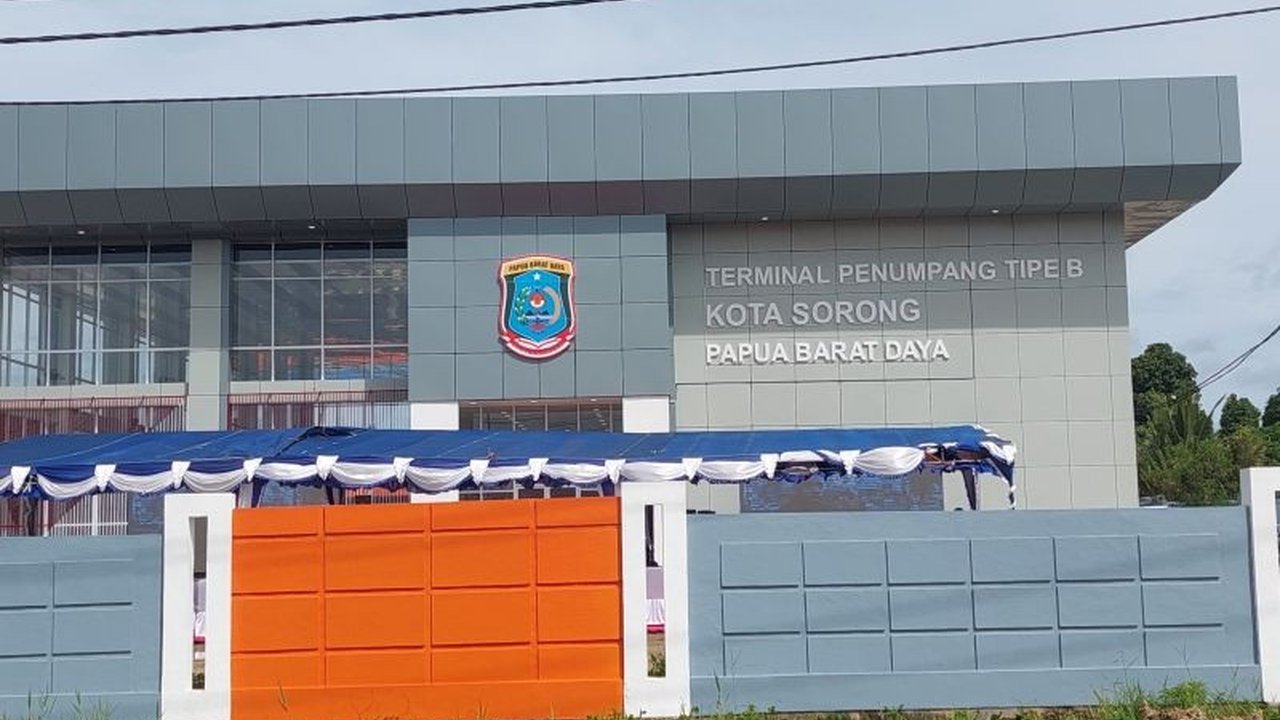 Pemerintah Provinsi Papua Barat Daya membangun terminal penumpang tipe B di Sorong untuk mengatur angkutan lintas kabupaten/kota, ditargetkan beroperasi penuh pada 2026.
