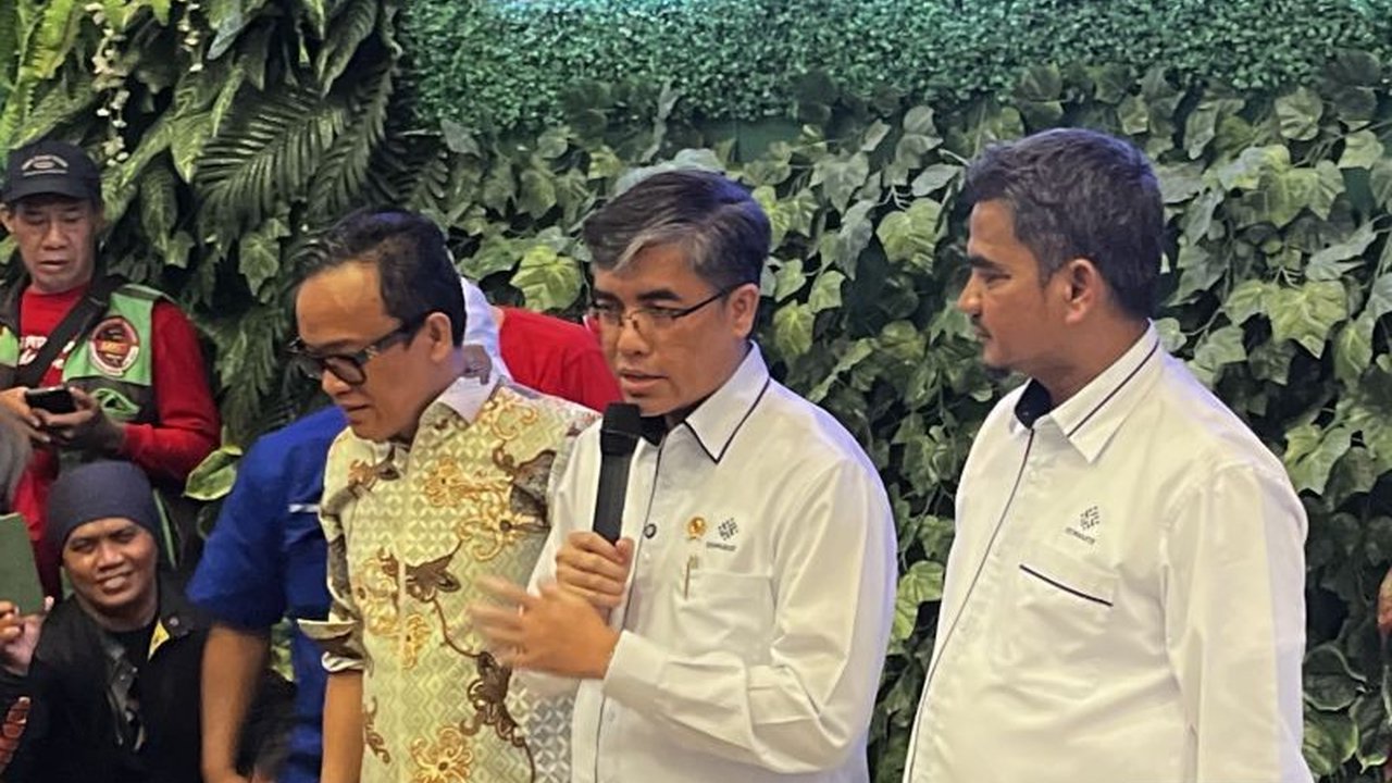 Pemerintah Indonesia menekankan pentingnya kepastian hukum bagi pengemudi ojek online (ojol) untuk menjamin hak dan kesejahteraan mereka, sejalan dengan visi menciptakan lapangan kerja berkualitas.