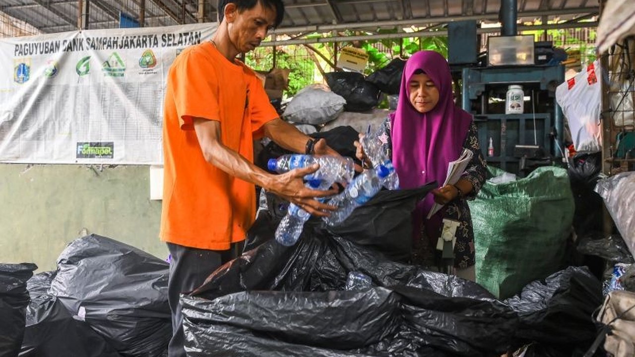 Kementerian Lingkungan Hidup (KLH) mendukung penuh rencana DKI Jakarta menerapkan sistem retribusi dan insentif sampah untuk mengurangi volume sampah yang berakhir di TPA Bantargebang, sekaligus menjadikan Jakarta barometer pengelolaan sampah nasional.
