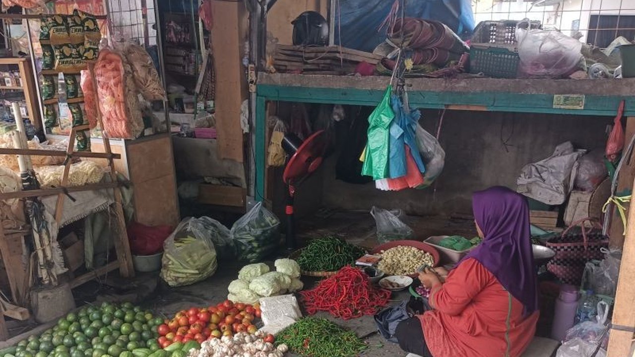Disperindag Kabupaten OKU, Sumatera Selatan, memastikan harga bahan pokok tetap stabil menjelang Ramadhan, bahkan beberapa komoditas mengalami penurunan harga, meskipun tetap melakukan monitoring ketat.