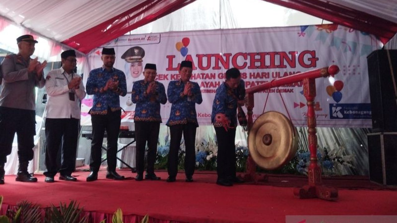 Pemkab Demak berkolaborasi dengan desa-desa setempat menyosialisasikan program Cek Kesehatan Gratis kepada warga, guna mendeteksi dini penyakit dan mengubah pola pikir masyarakat tentang pengobatan.