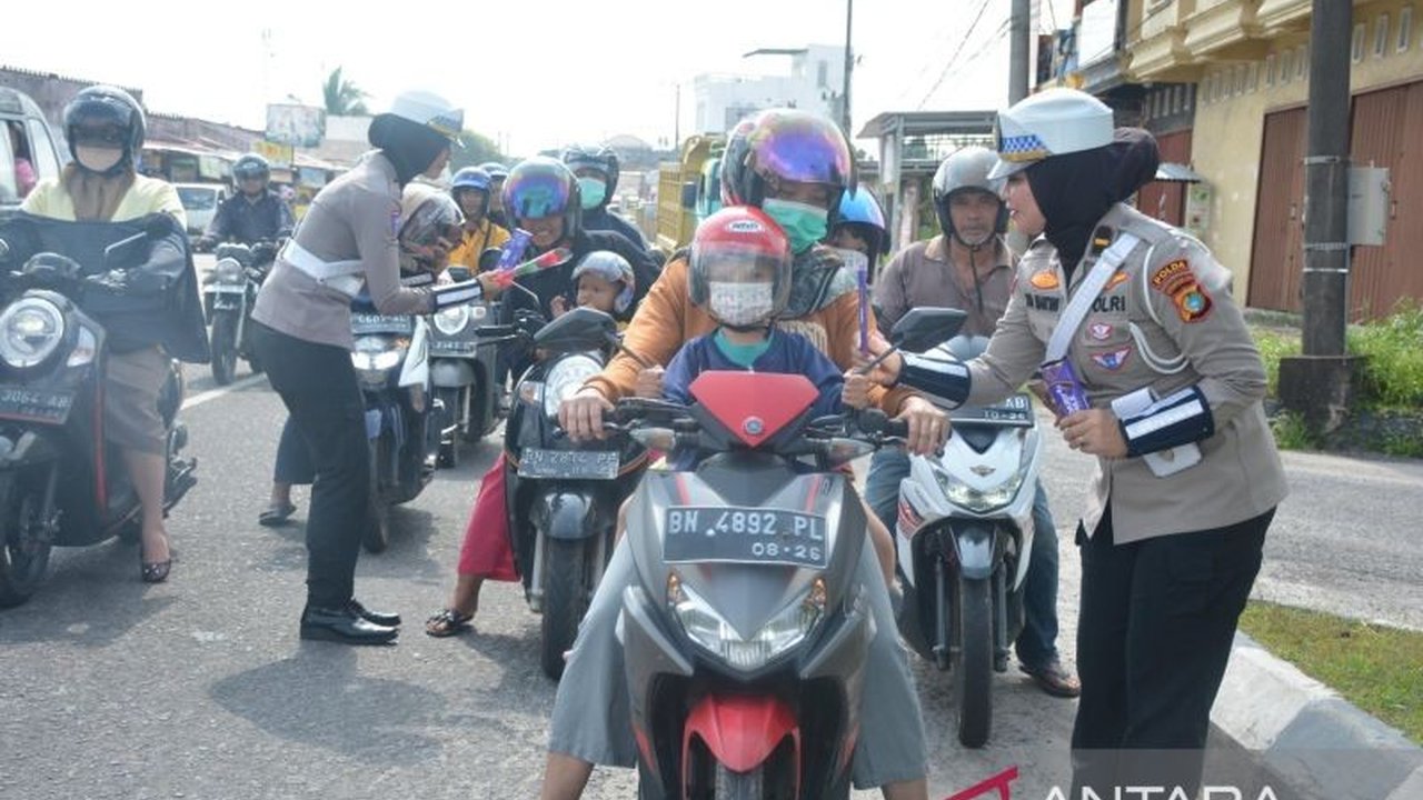 Polda Babel Beri Helm dan Bunga, Kampanye Keselamatan Berlalu Lintas