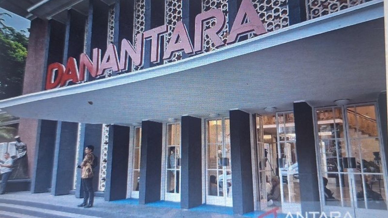 Ekonom Wijayanto Samirin optimistis Danantara, badan investasi baru, dapat mengurangi ketergantungan BUMN pada Penyertaan Modal Negara (PMN) dengan menarik investasi dan mitra strategis, meskipun tantangan seperti kerumitan regulasi dan potensi politisasi