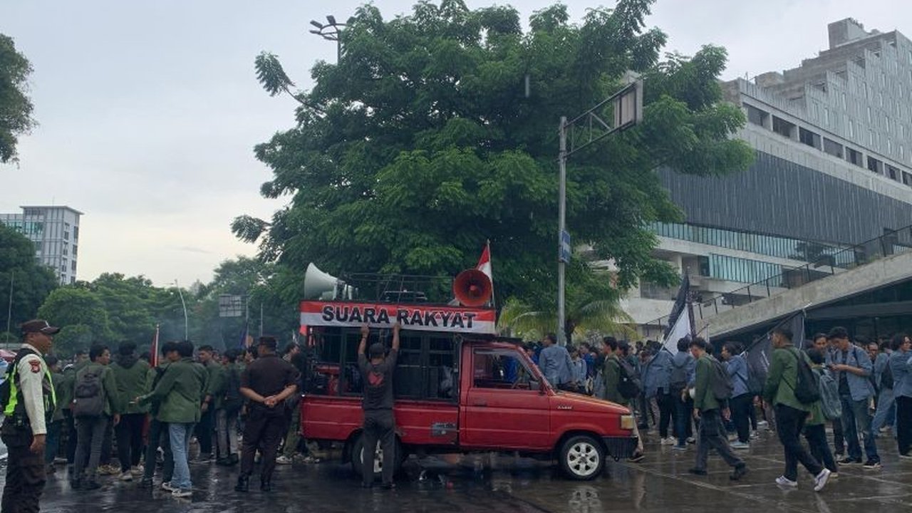 Ratusan mahasiswa dari BEM SI melakukan long march dari TIM Cikini ke Patung Kuda, Jakarta Pusat, untuk protes kebijakan pemerintah dalam aksi bertajuk 