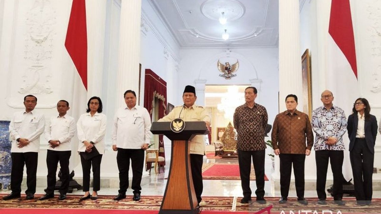 Presiden Prabowo Subianto meluncurkan program bantuan Fasilitas Likuiditas Pembiayaan Perumahan (FLPP) untuk menyediakan tiga juta rumah subsidi bagi masyarakat berpenghasilan rendah, dimulai pada kuartal pertama 2025.