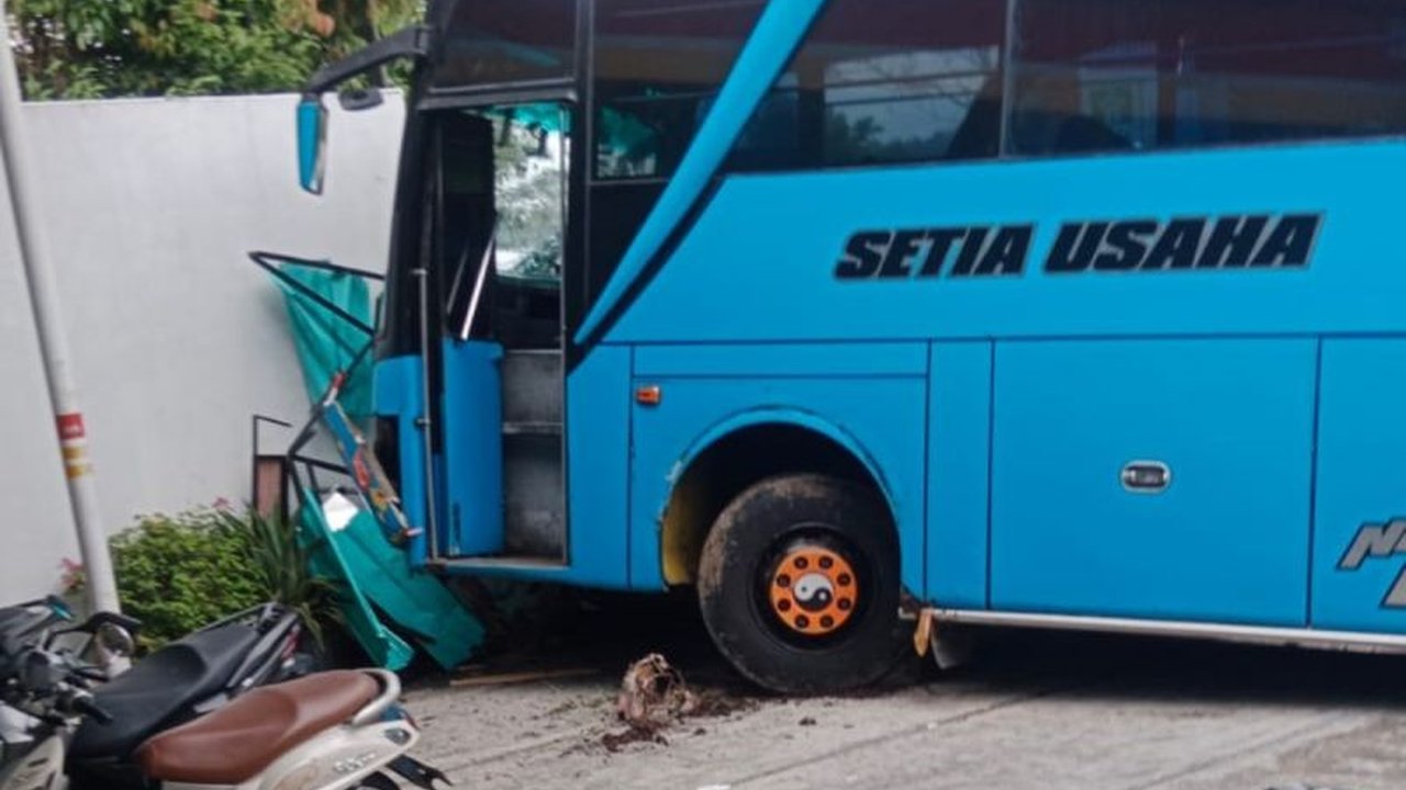 Kecelakaan maut terjadi di Karanganyar, Jawa Tengah, seorang pedagang es teh tewas tertabrak bus yang mengalami rem blong di jalan turunan Tawangmangu-Solo pada Senin, 17 Februari.