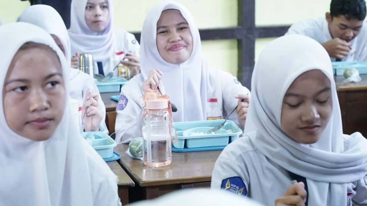 Program Makan Bergizi Gratis (MBG) di Kabupaten Sambas, Kalimantan Barat, telah dimulai, memberikan manfaat bagi 2.027 siswa dari lima sekolah berbeda jenjang.