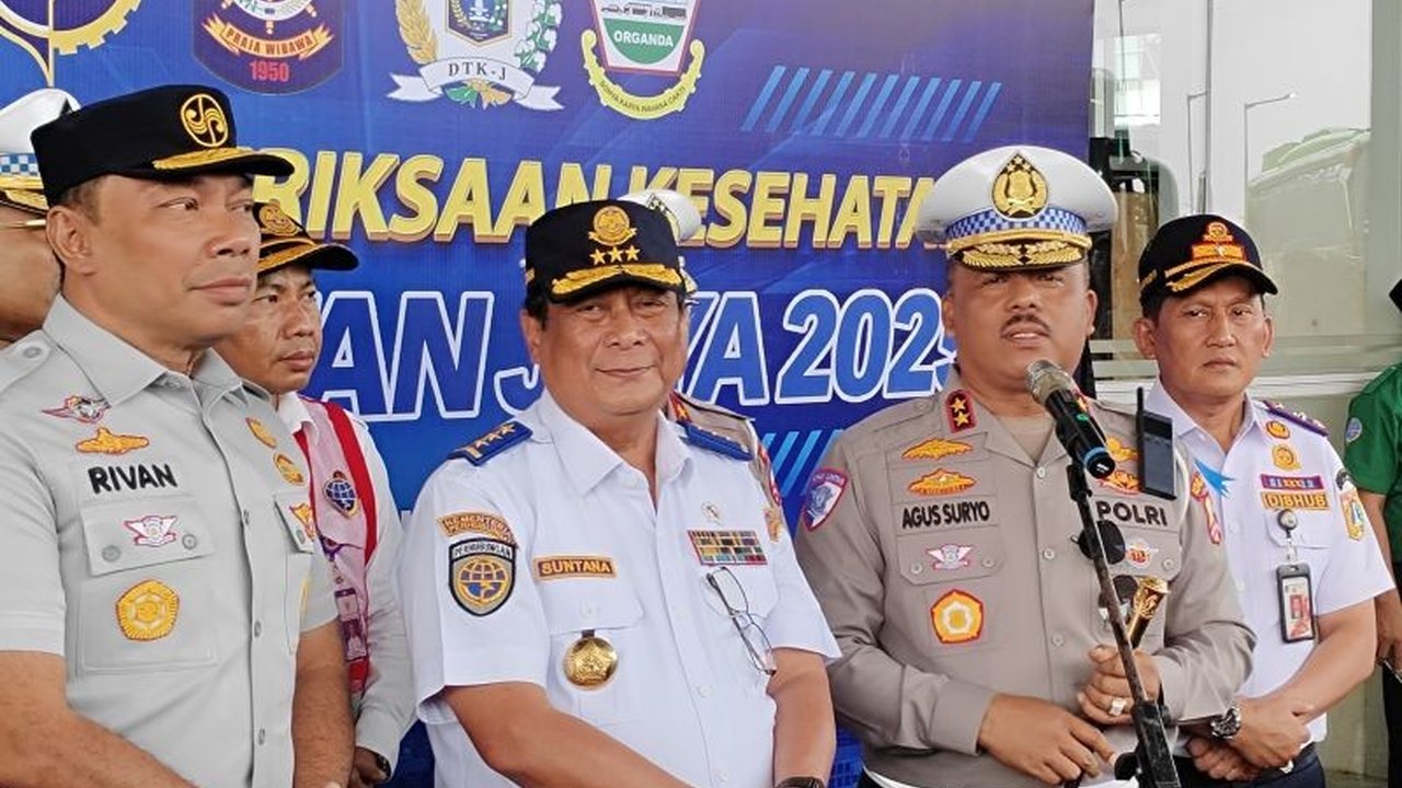 Korlantas Polri menyiapkan empat klaster pengamanan untuk Operasi Ketupat 2025, meliputi jalur tol, jalur alternatif, jalur penyeberangan antarpulau, dan titik-titik keramaian guna memastikan kelancaran arus mudik dan balik.