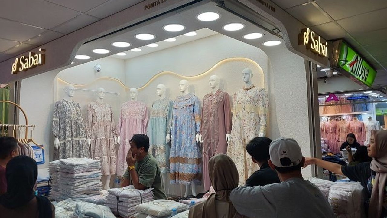 Meskipun belanja daring semakin populer, pedagang di Tanah Abang tetap bertahan dengan strategi menarik konsumen melalui pengalaman berbelanja langsung dan tawar-menawar harga.