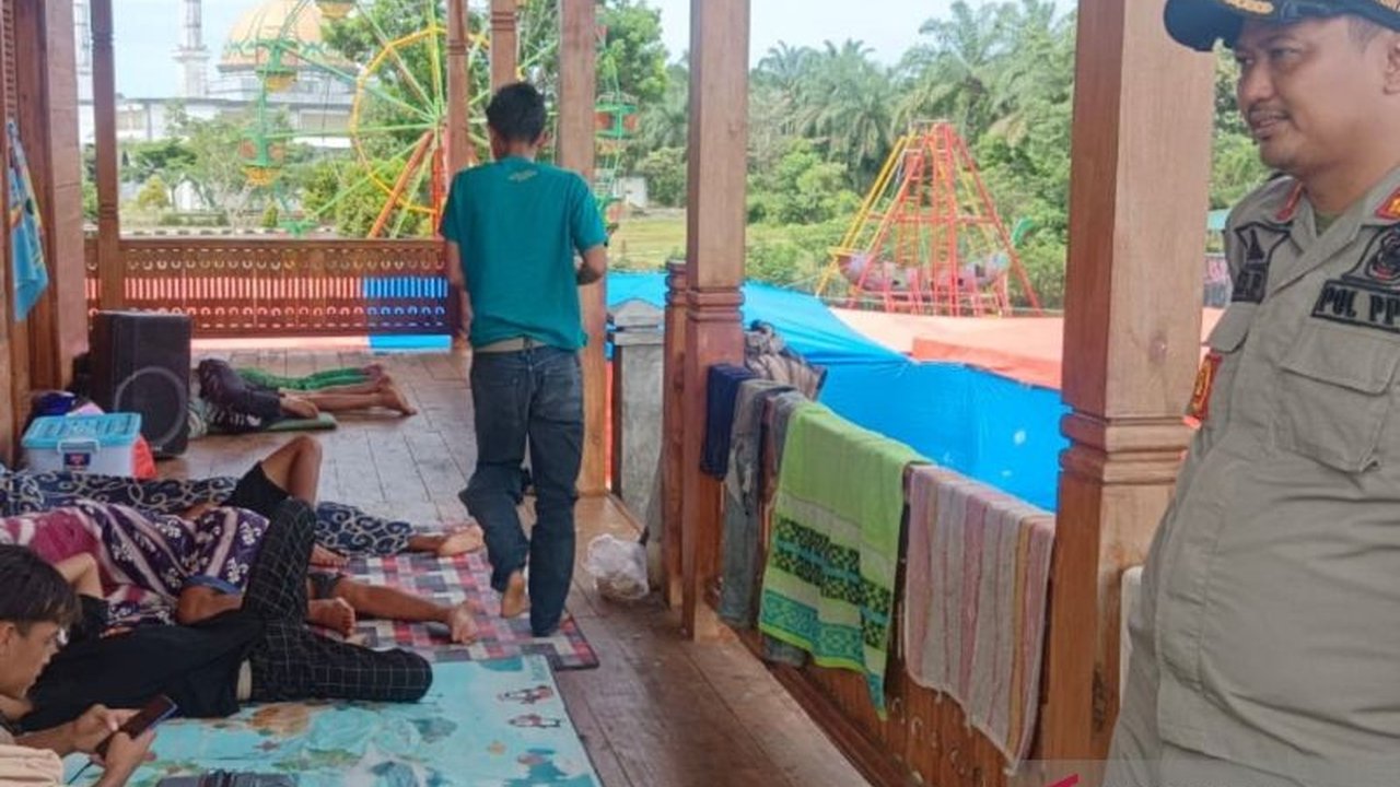 Dinas Satpol PP Kabupaten Mukomuko mengamankan rumah adat dari gangguan pedagang pasar malam yang berlokasi di komplek perkantoran pemerintah daerah setempat, guna menjaga aset daerah yang merupakan ikon Mukomuko.