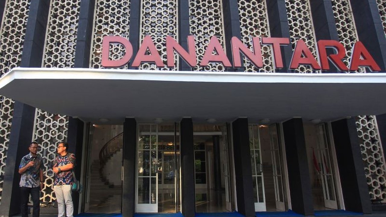 Direktur Eksekutif Celios, Bhima Yudhistira, menilai Danantara berpotensi mempercepat pembiayaan transisi energi dan proyek-proyek strategis nasional lainnya di Indonesia melalui pengelolaan aset negara yang efektif dan terintegrasi.