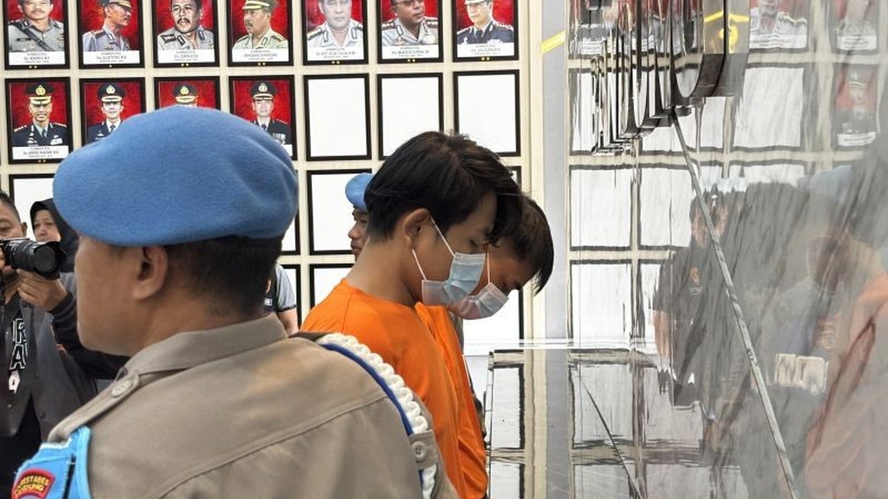 Polrestabes Bandung berhasil meringkus dua pelaku begal yang melukai korbannya saat berusaha merampas tas di Jalan Soma, Kiaracondong, Bandung, Jawa Barat, setelah aksinya viral di media sosial.