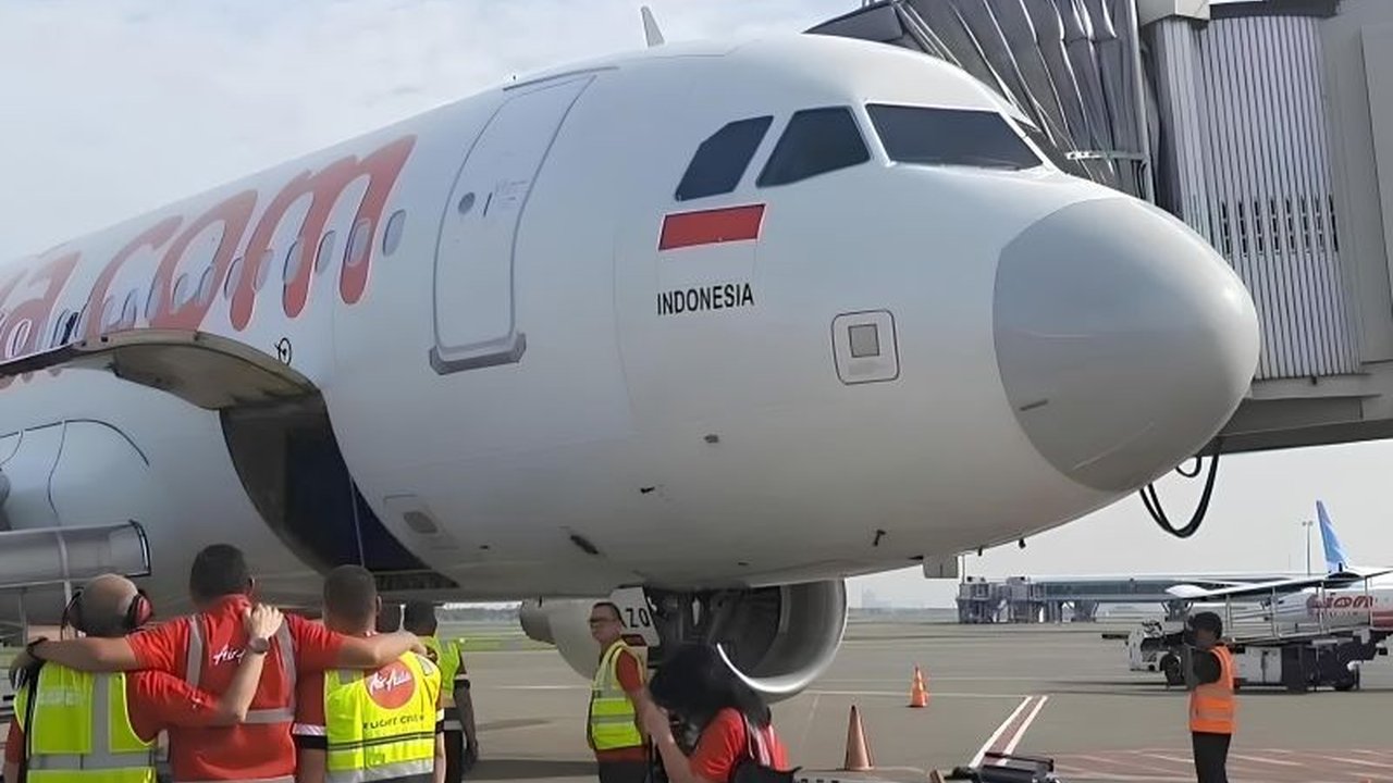 AirAsia menyatakan kebijakan efisiensi anggaran pemerintah belum memberikan dampak signifikan terhadap jumlah penumpang, terutama karena fokus maskapai pada rute wisata.