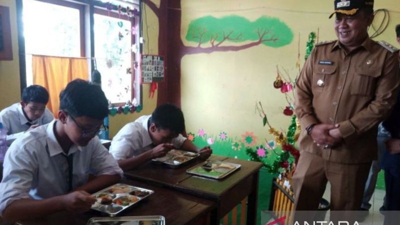 Pemerintah Kabupaten Belitung meluncurkan Program Makan Bergizi Gratis (MBG) untuk 3.230 siswa di berbagai sekolah, dengan harapan meningkatkan kualitas sumber daya manusia melalui perbaikan gizi.