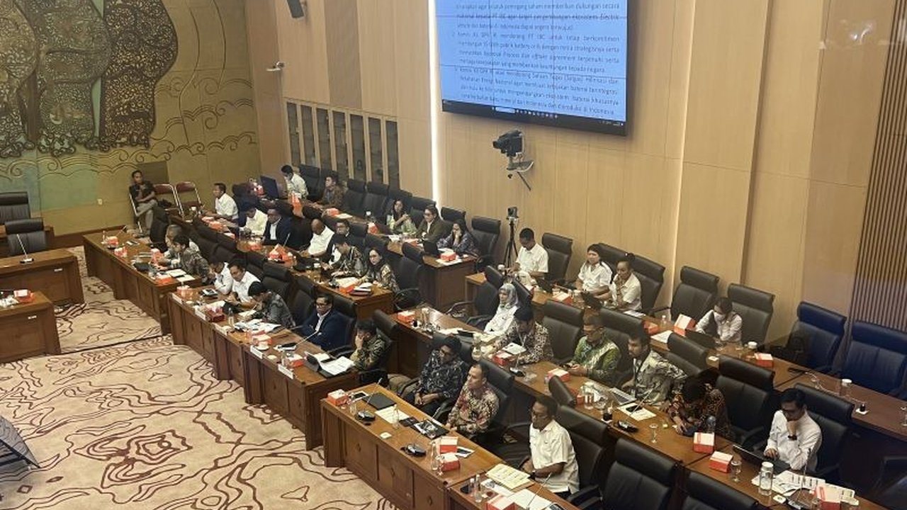 Indonesia Battery Corporation (IBC) menyatakan konversi kendaraan berbahan bakar fosil ke listrik dapat mengurangi impor BBM, mendukung ketahanan energi, dan mengatasi polusi udara.