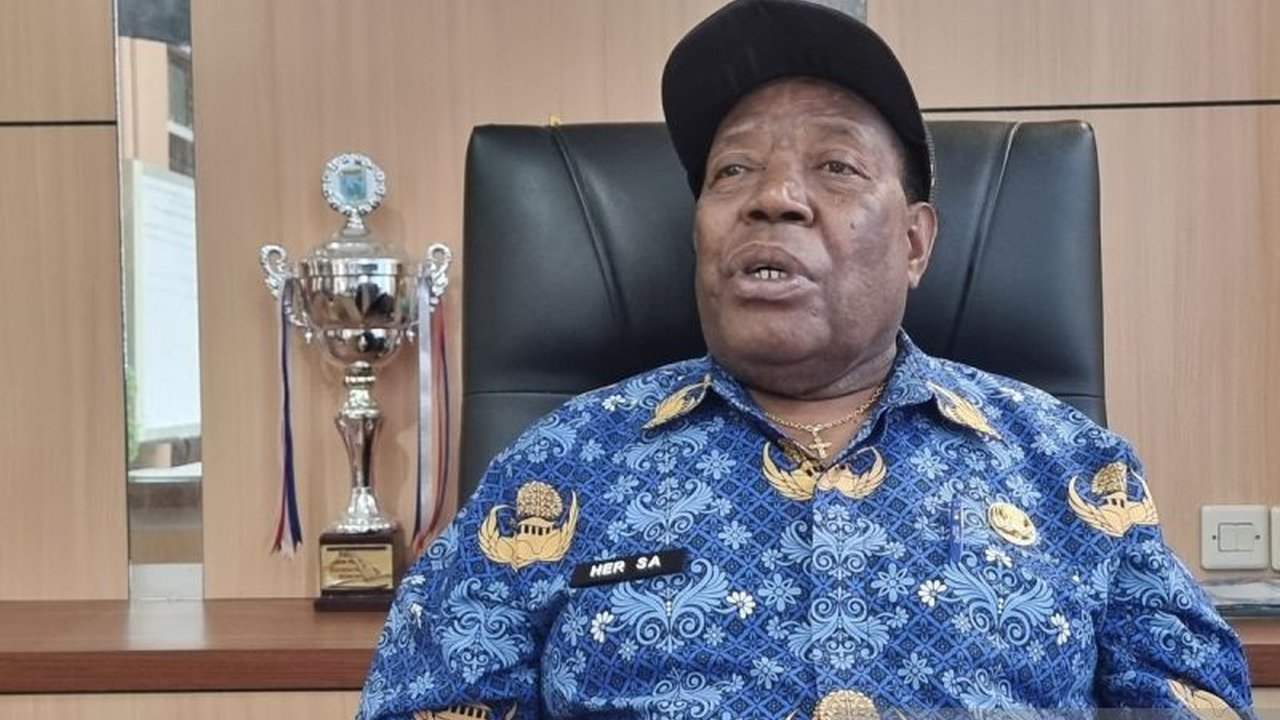 Pemerintah Provinsi Papua Barat menerbitkan Pergub untuk mengakomodasi 1.002 honorer dalam seleksi CPNS 2021, dengan honorer di atas 35 tahun mengikuti seleksi PPPK.