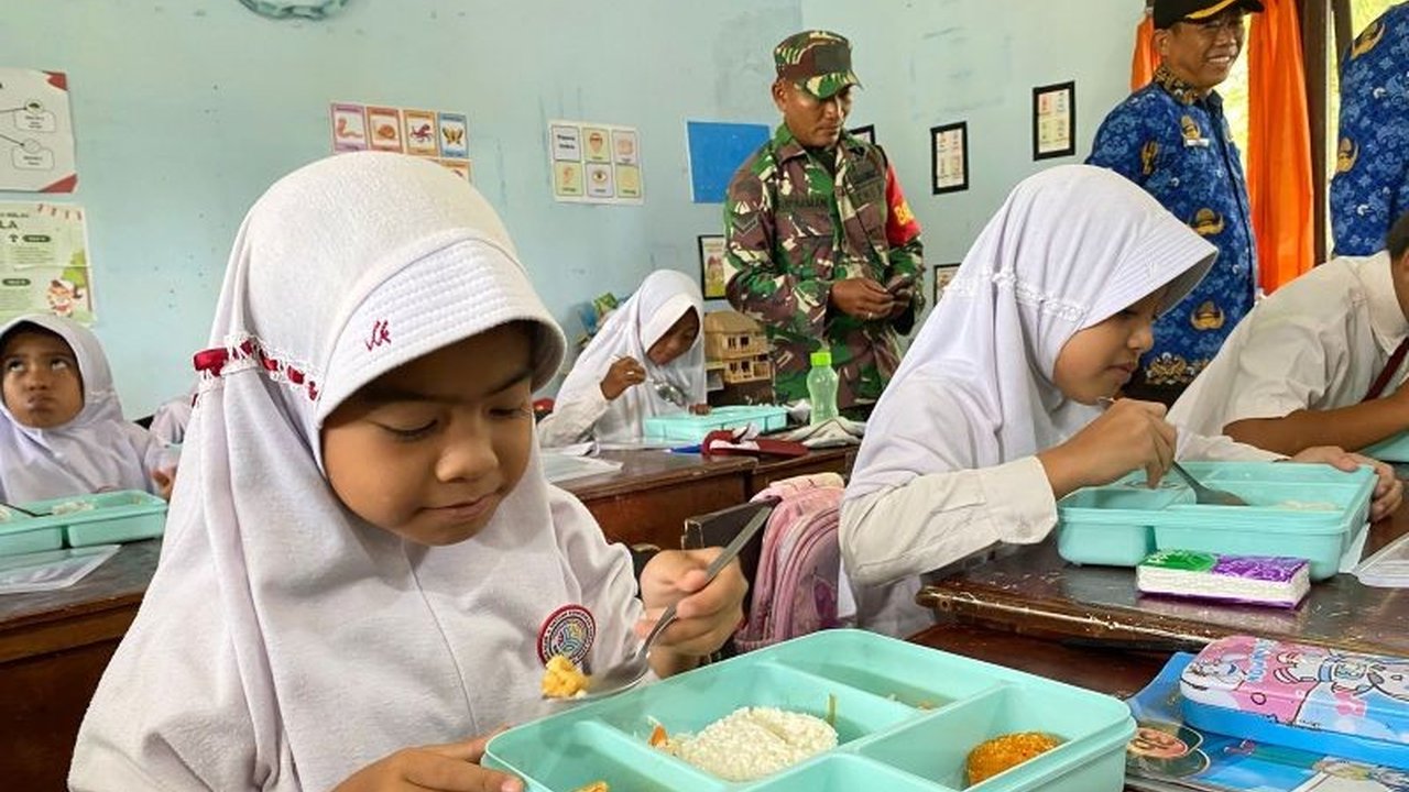 Pemerintah Kota Singkawang, Kalimantan Barat, meluncurkan Program Makan Bergizi Gratis (MBG) di 18 sekolah, bertujuan mencegah stunting dan meningkatkan ketahanan pangan.