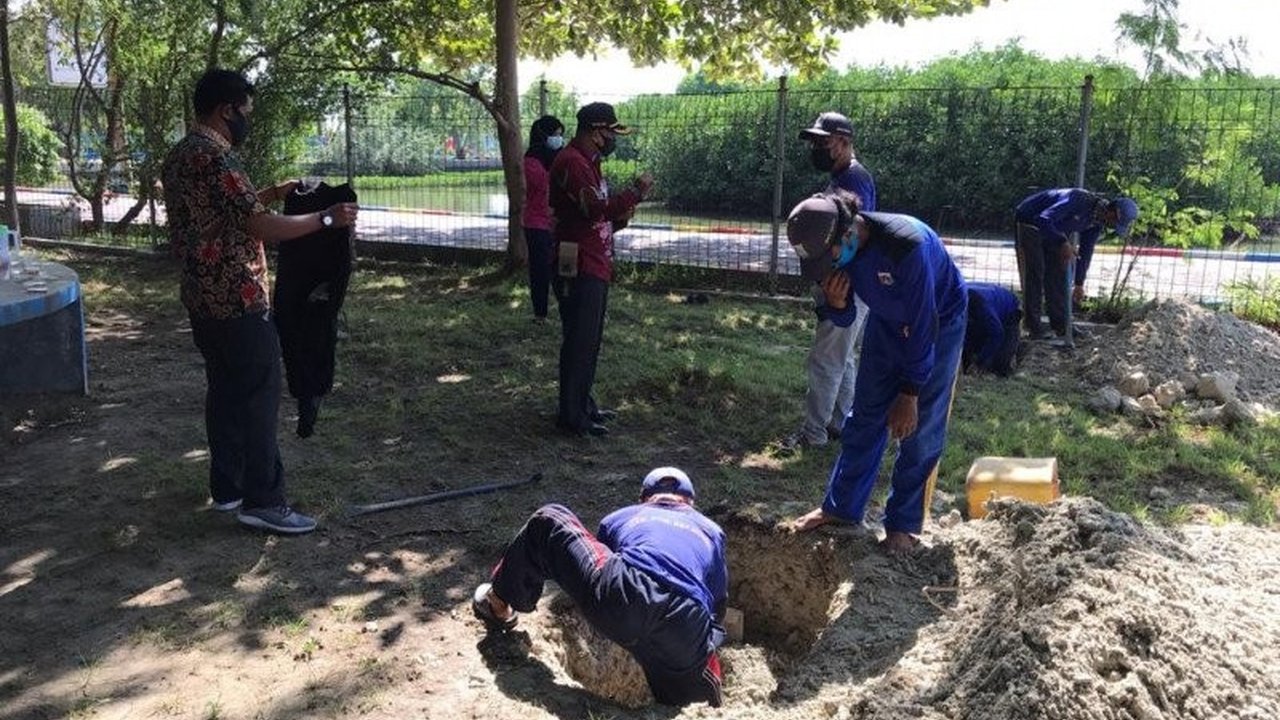 Pemerintah Kabupaten Kepulauan Seribu membangun dua sumur resapan di Pulau Untung Jawa untuk mengatasi masalah genangan air akibat hujan deras dan meningkatkan kenyamanan warga serta wisatawan.