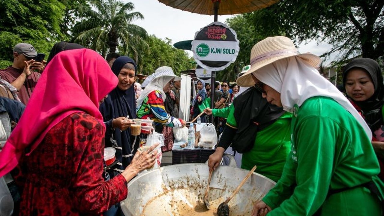 Festival Jenang Nusantara meriahkan perayaan ulang tahun Kota Solo ke-280, menyajikan ribuan porsi jenang dan hiburan untuk warga yang memadati area Ngarsopuro.
