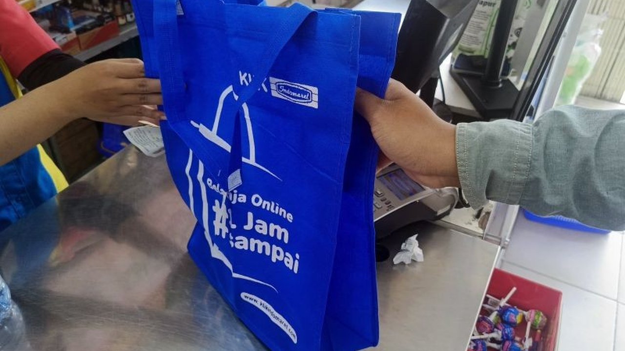 Kota Pontianak berhasil mengurangi sampah plastik berkat kebijakan larangan kantong plastik sekali pakai dan kesadaran warga yang tinggi dalam membawa tas belanja sendiri.