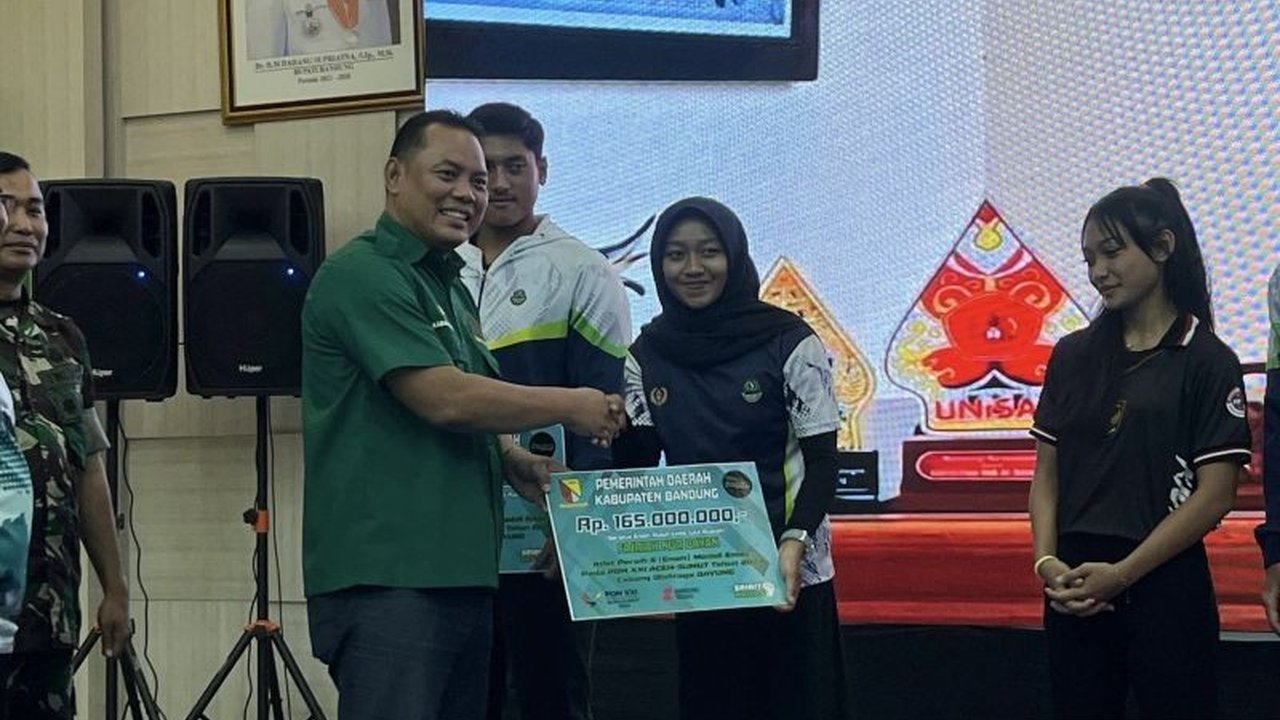 Pemerintah Kabupaten Bandung memberikan bonus total Rp6,5 miliar kepada 87 atlet dan 25 pelatih peraih medali di PON XXI dan Peparnas Aceh-Sumut 2024 sebagai bentuk apresiasi atas prestasi gemilang mereka.