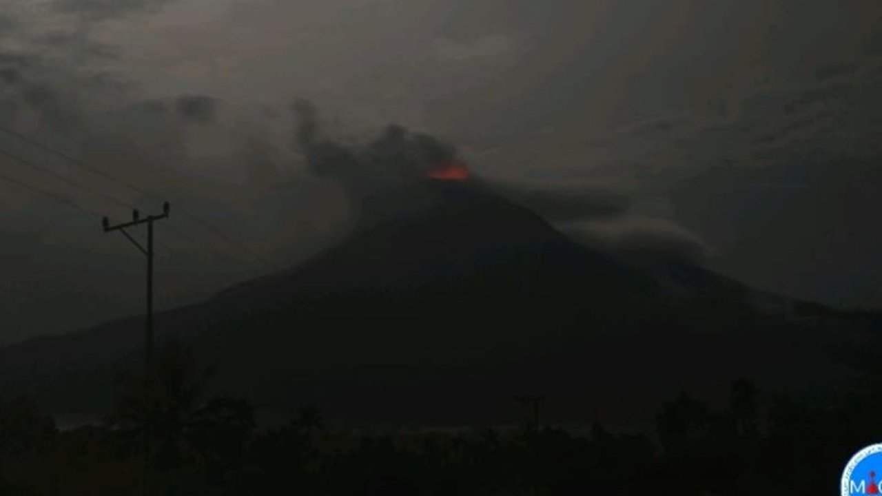 Gunung Lewotobi Laki-laki Erupsi Tiga Kali, Status Awas!