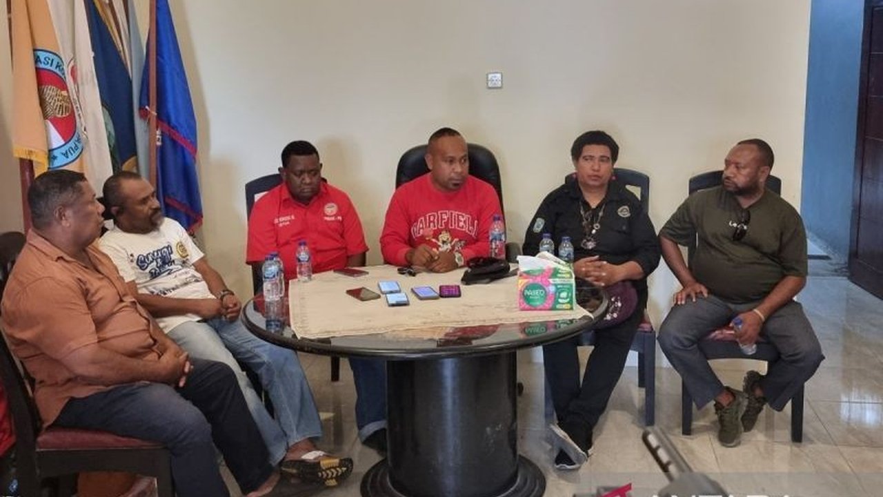 Asosiasi Kontraktor Lokal Papua Barat mengecam kebijakan efisiensi anggaran pemerintah pusat yang dinilai menghambat percepatan pembangunan di Papua dan mengancam kesejahteraan masyarakat asli Papua.