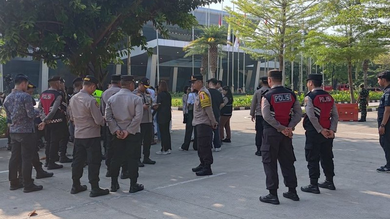 100 personel kepolisian disiagakan di Bandara Soekarno-Hatta untuk mengamankan kedatangan Cristiano Ronaldo yang dijadwalkan tiba di Indonesia pada Selasa (18/2) untuk misi kemanusiaan di Kupang.