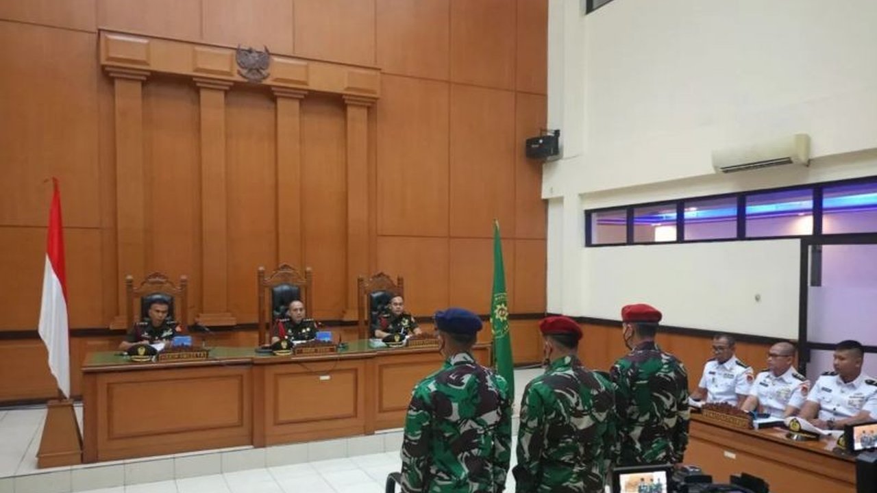Pengadilan Militer II-08 menggelar sidang lanjutan kasus penembakan bos rental di Tol Tangerang-Merak, memeriksa enam saksi termasuk anak korban dan tiga oknum TNI AL yang didakwa penadahan dan pembunuhan berencana.