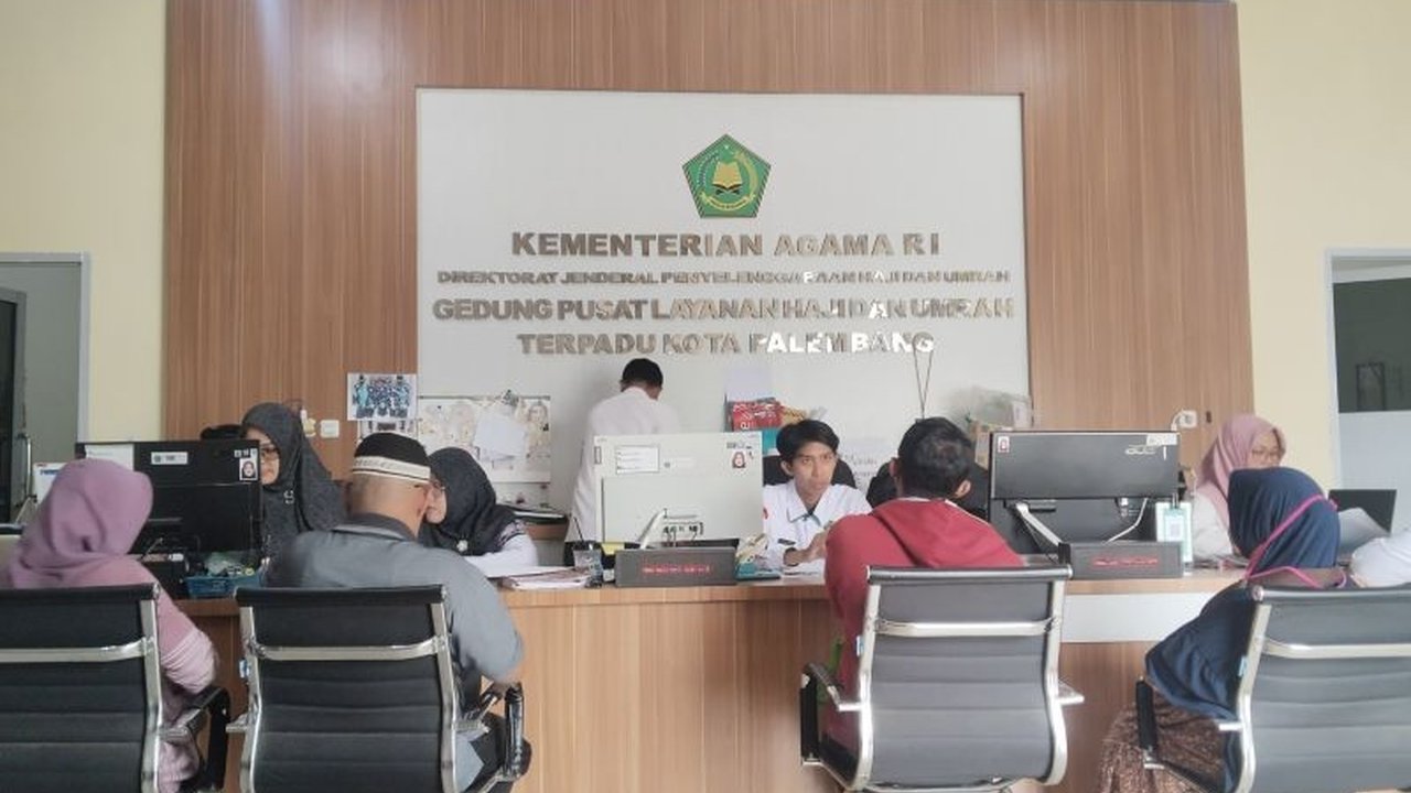 Lebih dari 60.000 warga Palembang telah mendaftar haji sejak 2013, dengan waktu tunggu hingga 24 tahun, termasuk 6.914 lansia, karena kuota dan jumlah pendaftar yang tinggi.