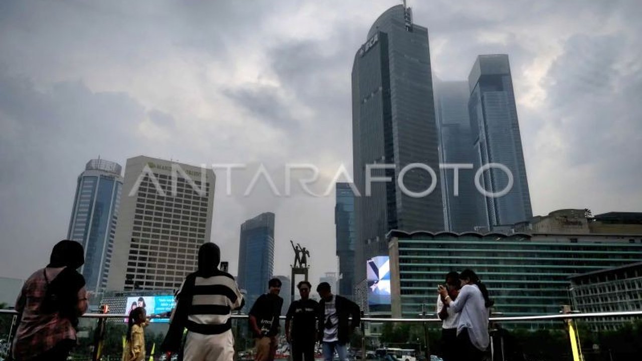 BMKG memprediksi hujan akan mengguyur sebagian besar kota-kota besar di Indonesia pada hari Selasa, dengan beberapa wilayah berpotensi hujan disertai petir.