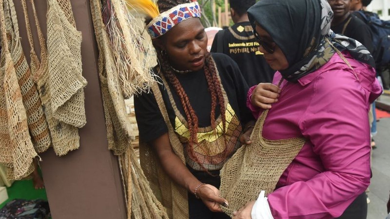 Pemerintah Kabupaten Jayawijaya mendorong pelaku usaha menggunakan noken, tas tradisional dari serat kayu, sebagai tas belanja untuk mengurangi sampah plastik dan meningkatkan perekonomian lokal.