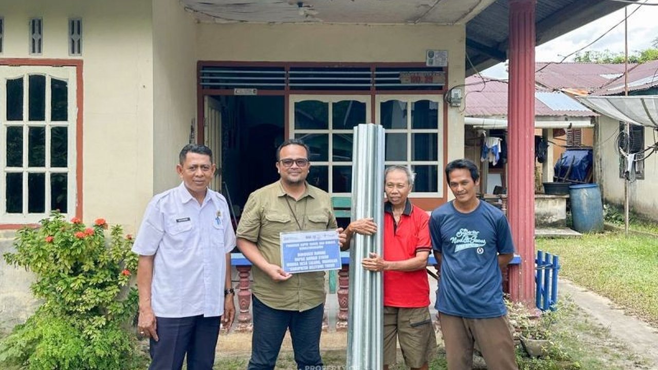 PT Timah Tbk menunjukkan komitmen CSR-nya dengan merenovasi rumah warga di Desa Lalang, Belitung Timur yang rusak akibat angin kencang, membantu Ahmad Syarif yang rumahnya mengalami kerusakan parah.