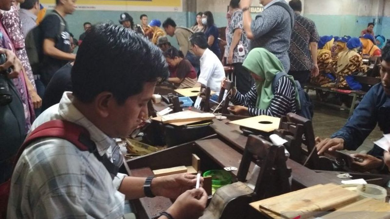 Tim pemantau kepatuhan UMK 2025 di Kudus telah memeriksa 16 dari 40 perusahaan dan belum menemukan pelanggaran, meskipun pemantauan dilakukan tanpa melibatkan Apindo dan SPSI.