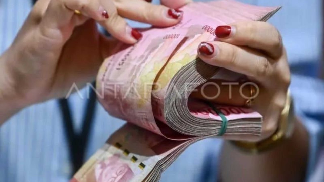 Nilai tukar rupiah terhadap dolar Amerika Serikat melemah 9 poin pada pembukaan perdagangan Selasa di Jakarta, mencapai Rp16.237 per dolar AS, disebabkan beberapa faktor ekonomi global dan domestik.