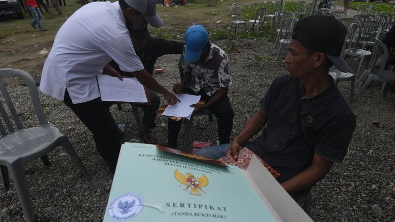Pemerintah Kabupaten Poso, Sulawesi Tengah, menyerahkan 100 sertifikat tanah program SeHAT kepada nelayan di Desa Bega, guna meningkatkan kesejahteraan dan akses permodalan usaha.