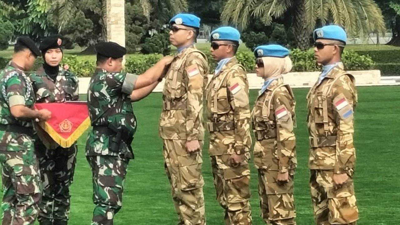 Panglima TNI memberikan penghargaan Satyalencana Santi Dharma kepada pasukan Satgas Maritime Task Force (MTF) TNI Konga XXVIII-O/Unifil atas keberhasilan misi perdamaian di Lebanon selama satu tahun.