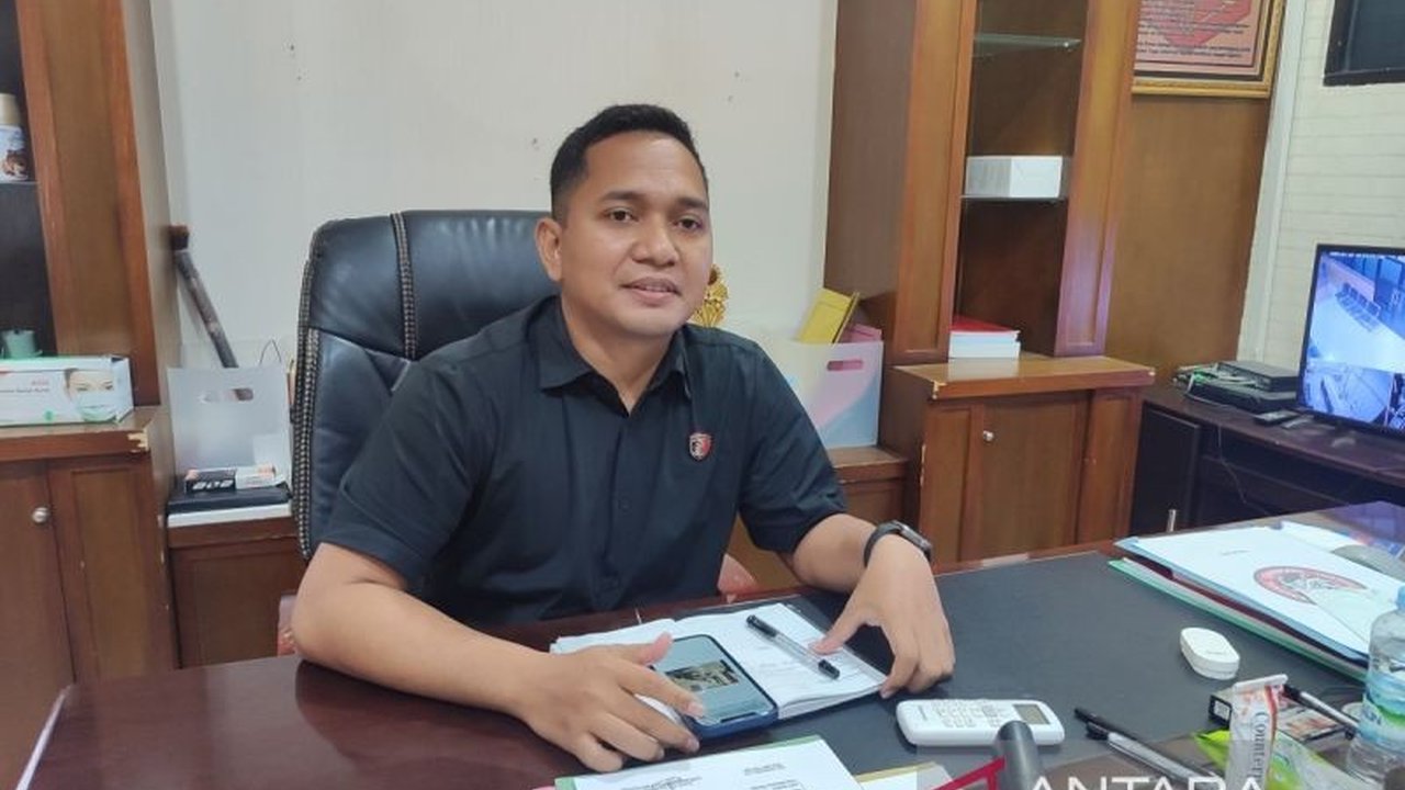 Polresta Bengkulu menetapkan oknum guru honorer, RA, sebagai tersangka kasus penganiayaan terhadap muridnya, NA, di sebuah sekolah dasar swasta; meski ancaman hukuman di bawah 5 tahun, sehingga tidak ditahan.